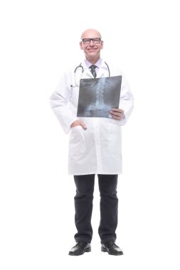 Steteskoplu kıdemli doktor röntgene bakıyor..