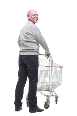 Tam gelişim. Alışveriş arabalı mutlu bir adam..