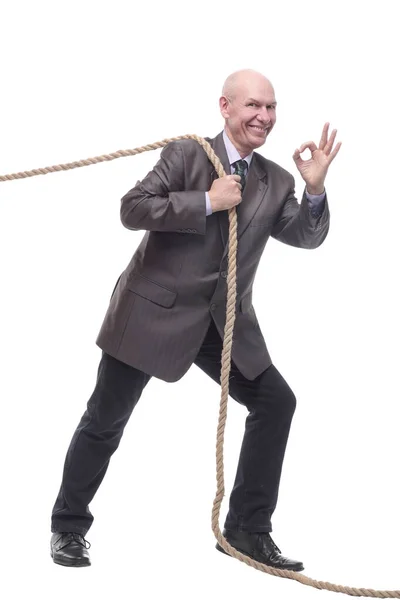 El hombre de negocios tira de una cuerda. aislado en un blanco — Foto de Stock