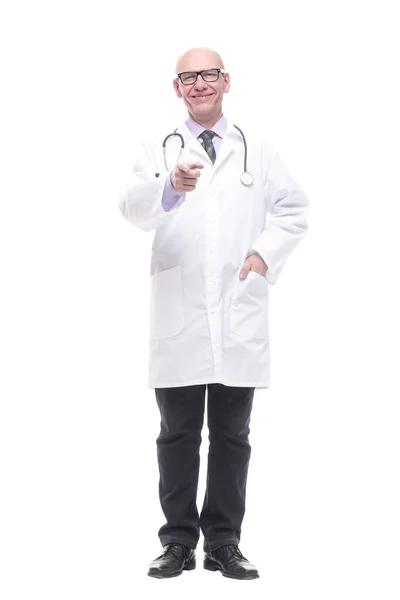 Steteskoplu kıdemli doktor. bir beyaz üzerinde izole — Stok fotoğraf