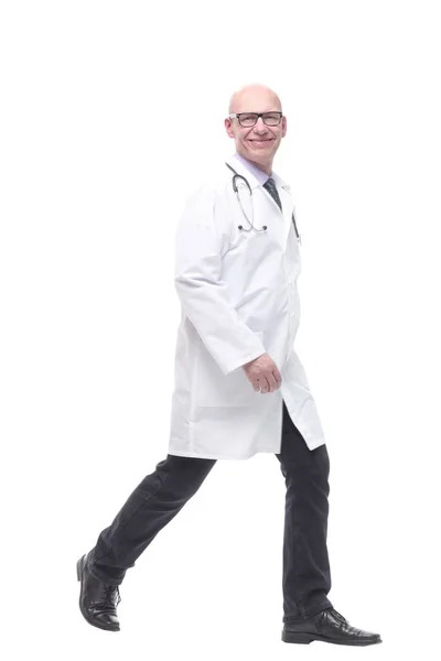 Мужчина-врач со стетоскопом, шагающий вперед. — стоковое фото