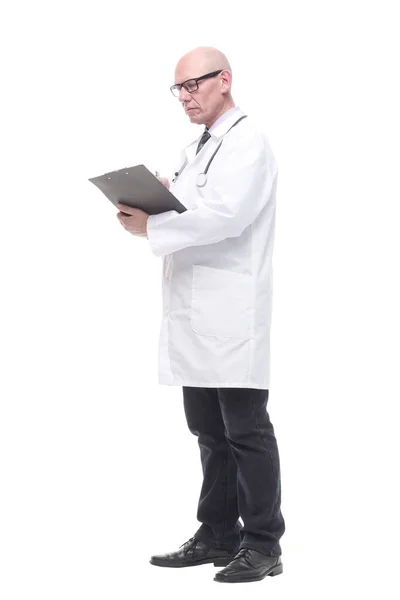 In full growth. senior doctor with clipboard. — Stockfoto