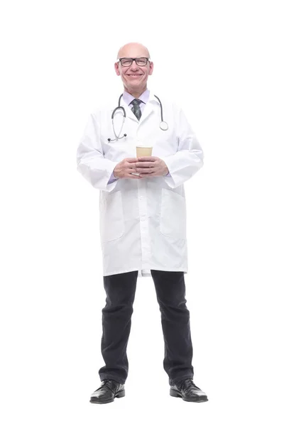 Médico sorrindo com um café takeaway. isolado em um branco — Fotografia de Stock