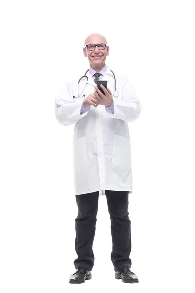 In full growth. smiling doctor with a smartphone. — Stockfoto