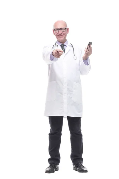 In volle groei. lachende arts met een smartphone. — Stockfoto