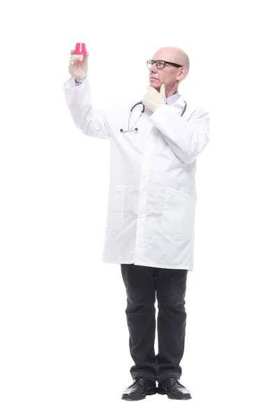 Kompetenter Arzt mit Laborflasche. isoliert auf einem weißen — Stockfoto