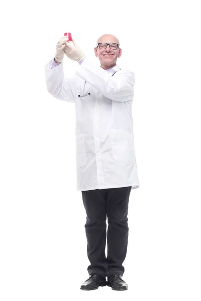 Kompetenter Arzt mit Laborflasche. isoliert auf einem weißen — Stockfoto