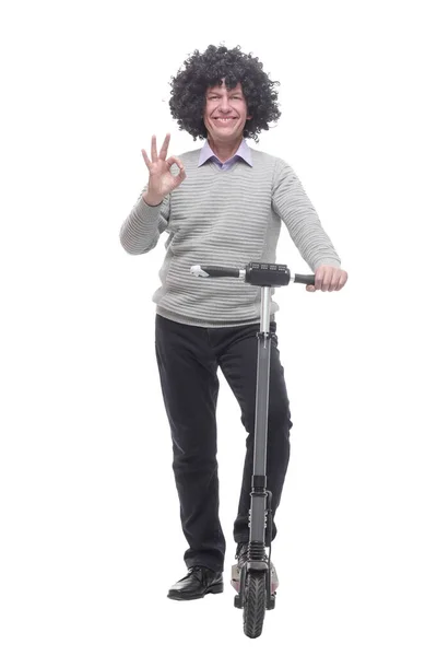 Tam gelişim. Elektrikli scooterlı neşeli bir adam.. — Stok fotoğraf
