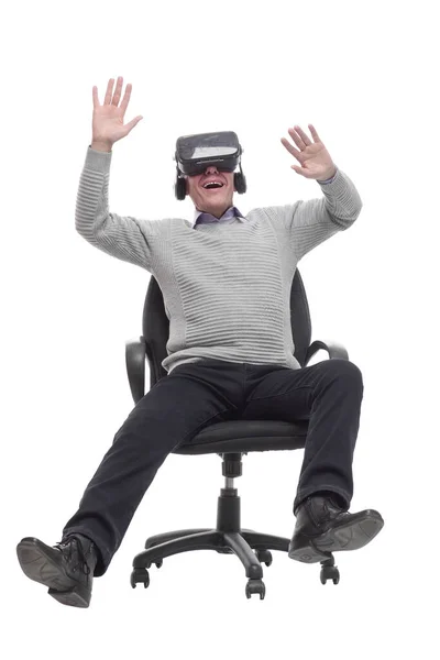 In vollem Wachstum. Lächelnder Mann mit Virtual-Reality-Brille. — Stockfoto