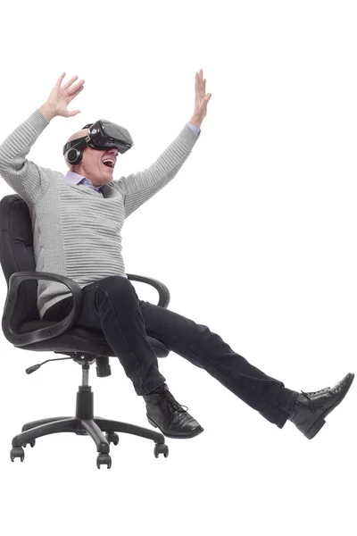 En pleno crecimiento. hombre sonriente en gafas de realidad virtual. — Foto de Stock