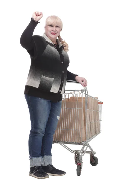 In voller Länge. Lässige Frau in Jeans mit Einkaufswagen. — Stockfoto