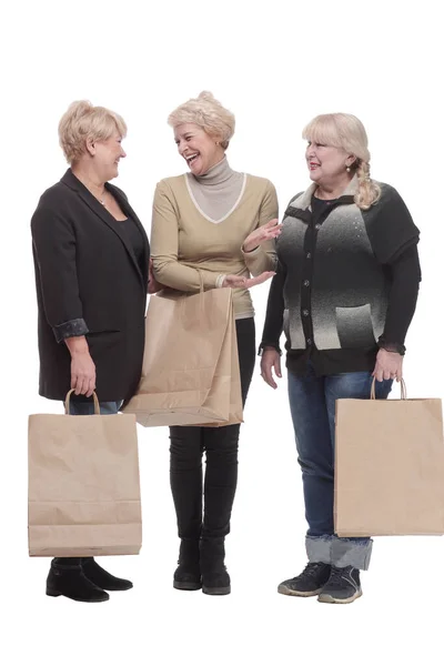 完全成长中。三个带购物袋的快乐女人. — 图库照片