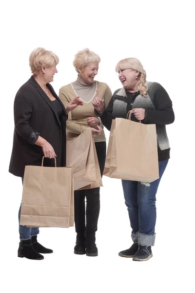 В полном росте. три счастливые женщины с сумками для покупок. — стоковое фото