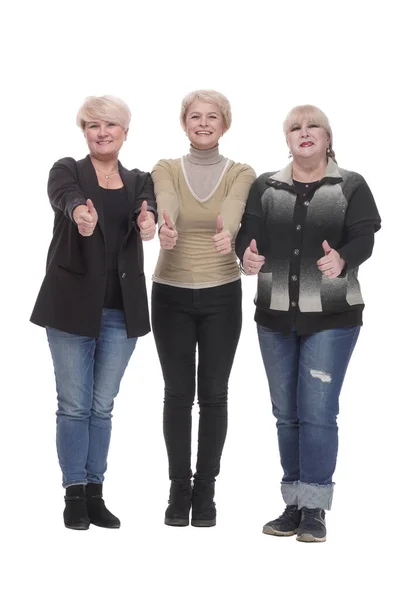 В полном росте. три счастливые женщины, стоящие вместе. — стоковое фото