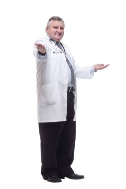 Beyaz önlüklü yetenekli bir doktor. bir beyaz üzerinde izole