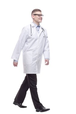 Steteskopla ileri doğru adım atan kendine güvenen bir doktor..