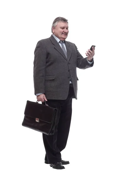 Homem de negócios executivo com um smartphone. isolado em um branco — Fotografia de Stock