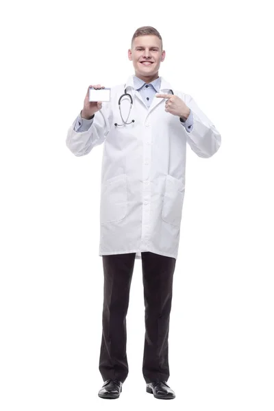 Mosolygó orvos mutatja a névjegykártyáját. fehér alapon elkülönítve — Stock Fotó