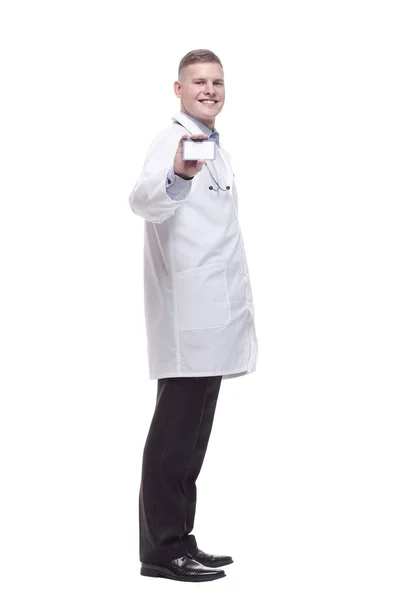 Médico sorrindo mostrando seu cartão de visita. isolado em um branco — Fotografia de Stock