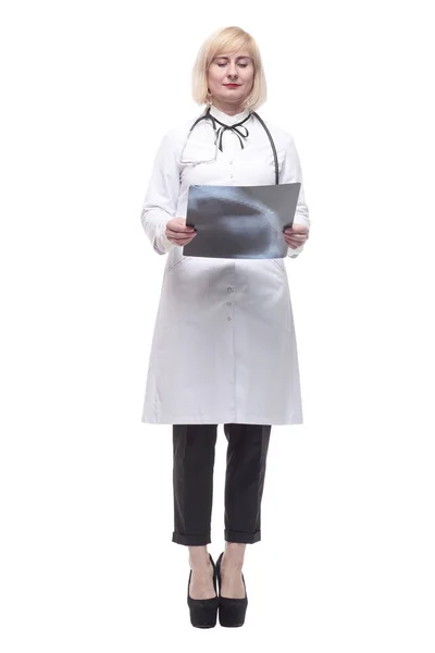 Gekwalificeerde vrouwelijke arts op zoek naar een x-ray . — Stockfoto