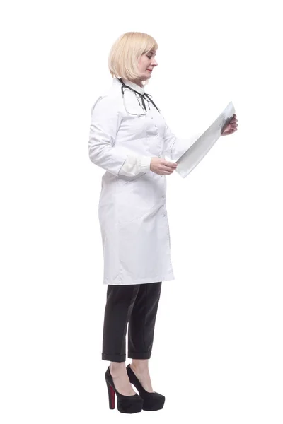 Doctora calificada mirando una radiografía . —  Fotos de Stock