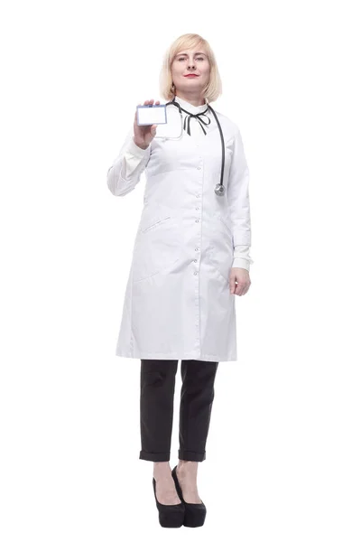 Gekwalificeerde vrouwelijke arts die haar visitekaartje toont. — Stockfoto