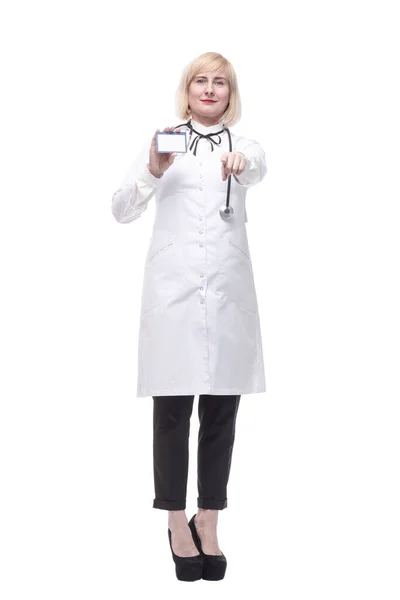 Квалифицированная женщина-врач показывает свою визитную карточку. — стоковое фото