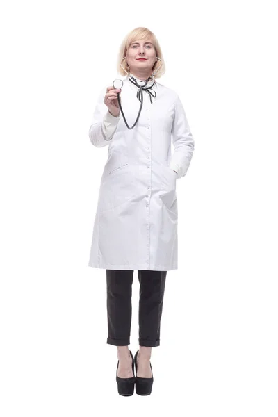 Médico feminino qualificado com um estetoscópio em suas mãos. — Fotografia de Stock