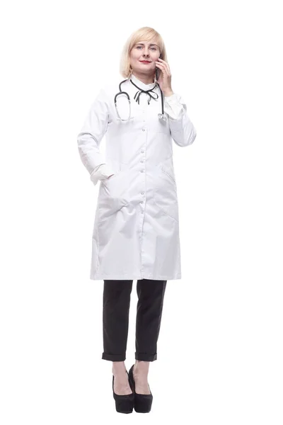 Kvalifikovaná lékařka s chytrým telefonem v rukou. — Stock fotografie