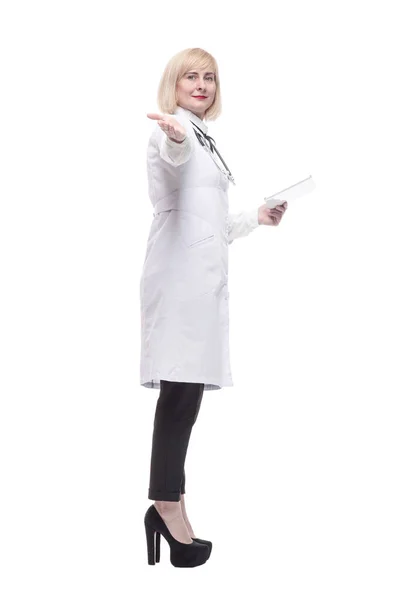In full growth. qualified female doctor with a digital tablet. — 图库照片