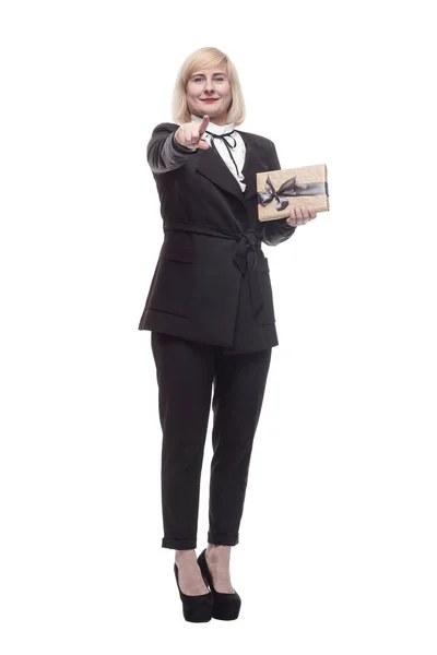 En pleno crecimiento. atractiva mujer de negocios con una caja de regalo. — Foto de Stock