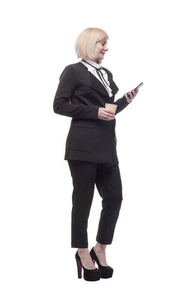 Mujer de negocios con un teléfono inteligente y café para llevar. — Foto de Stock