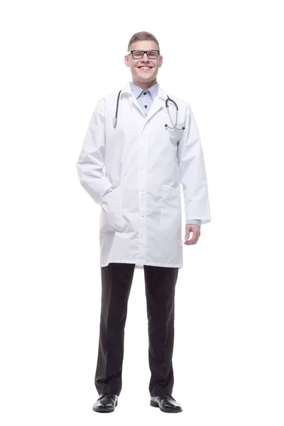 Με αυτοπεποίθηση νέος γιατρός με στηθοσκόπιο. απομονωμένο σε λευκό — Φωτογραφία Αρχείου