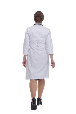 Steteskopla ileri doğru adım atan kadın doktor. .