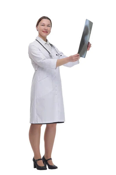 Em pleno crescimento.médico fêmea com um raio-x. — Fotografia de Stock