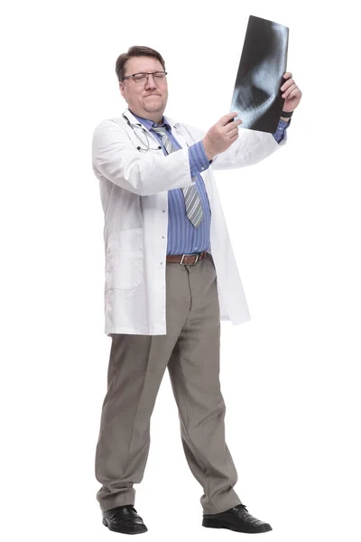 В повному зростанні. серйозний лікар, який дивиться на рентген . — стокове фото