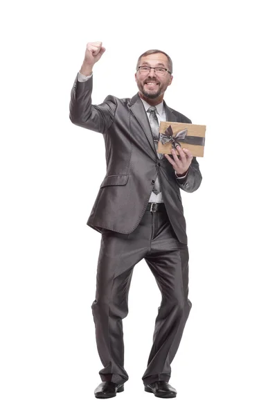 Χαρούμενος επιχειρηματίας με κουτί δώρου. απομονωμένο σε λευκό φόντο. — Φωτογραφία Αρχείου