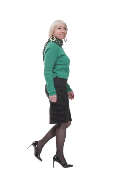 V plném růstu. žena v zeleném svetru kráčející vpřed. — Stock fotografie