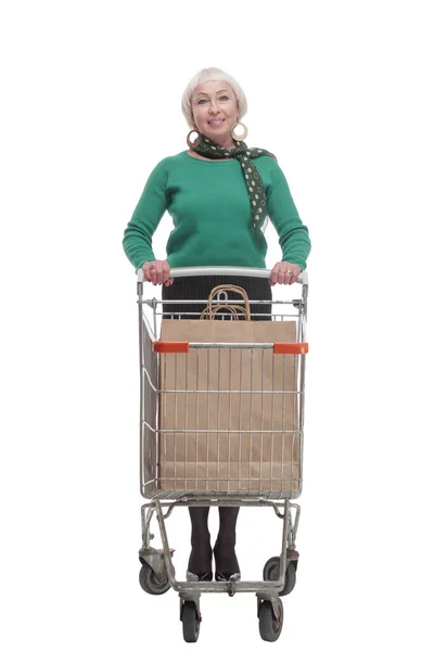 W pełnym wzroście. uśmiechnięta kobieta z wózkiem na zakupy — Zdjęcie stockowe