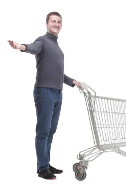 Tam gelişim. Alışveriş arabalı sıradan bir genç adam..