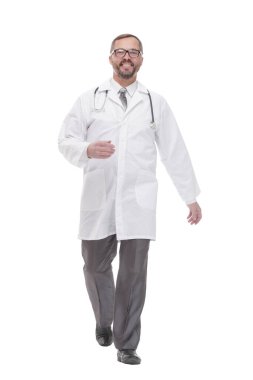 Olgun erkek doktor ileri doğru yürüyor. beyaz arkaplanda izole edilmiş.