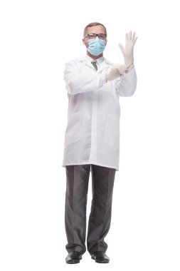 Koruyucu maskeli ve eldivenli doktor. beyaz arkaplanda izole edilmiş.