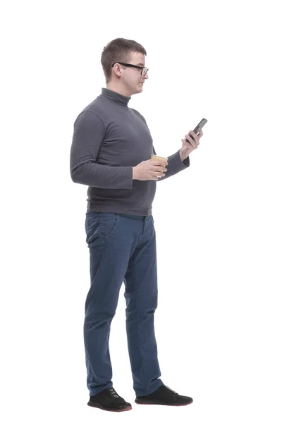 Casual jongeman met smartphone en afhaalkoffie. — Stockfoto