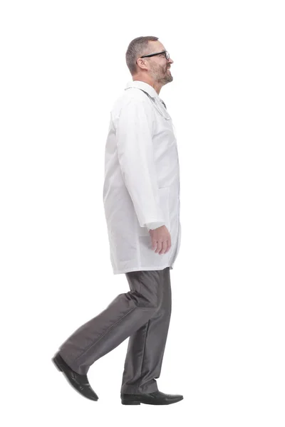 Ώριμος άντρας γιατρός προχωράει μπροστά. απομονωμένο σε λευκό φόντο. — Φωτογραφία Αρχείου