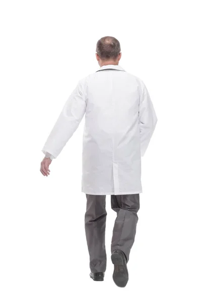 Homme mûr médecin marche vers l'avant. isolé sur un fond blanc. — Photo