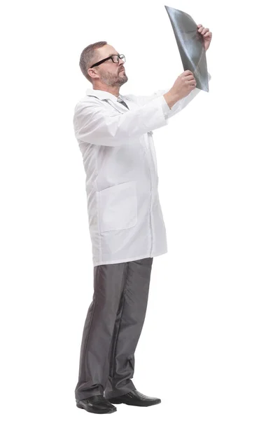 V plném růstu. kompetentní lékař při pohledu na rentgen . — Stock fotografie