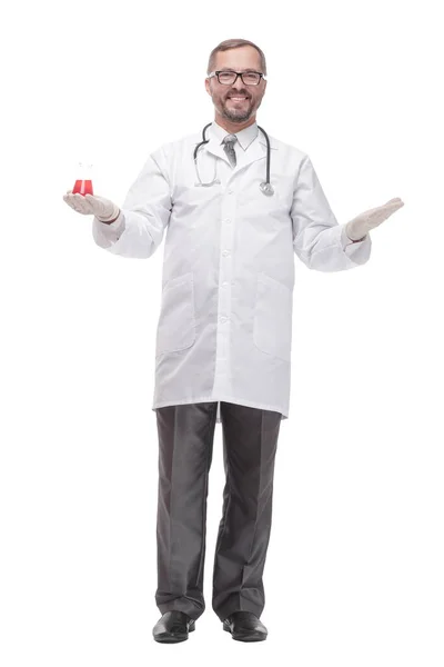 Médecin souriant avec une fiole de laboratoire dans ses mains . — Photo