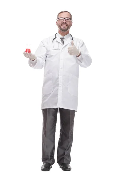 Médico sonriente con un frasco de laboratorio en las manos . —  Fotos de Stock