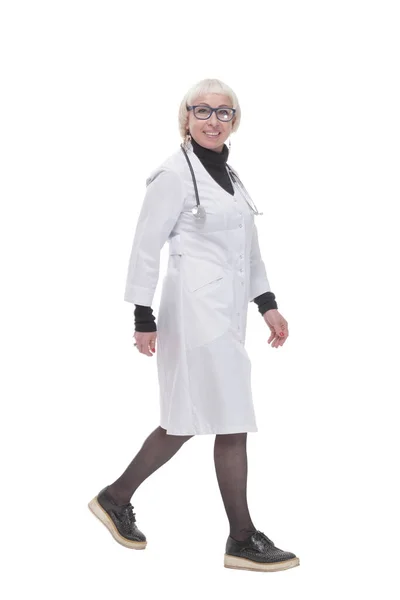 Longitud total. amigable médico mujer caminando hacia adelante. —  Fotos de Stock