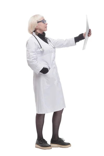 Médica com um raio-X. isolado sobre um fundo branco. — Fotografia de Stock